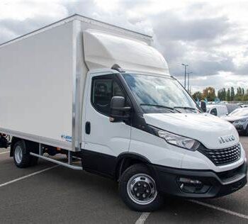Furgoneta Iveco Daily de renting en el párquing de Manfredi Motor
