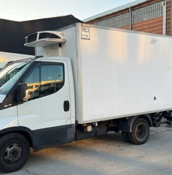 Furgoneta Iveco semi-nueva refrigerada de perfil para transporte de alimentos