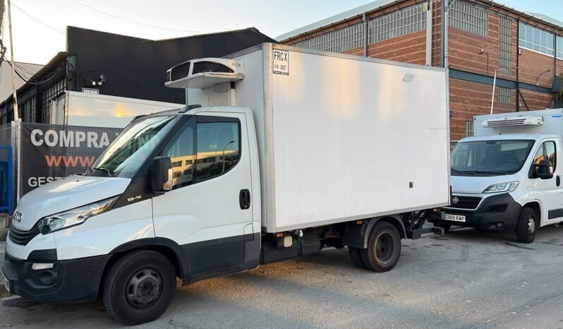 Furgoneta Iveco semi-nueva refrigerada de perfil para transporte de alimentos